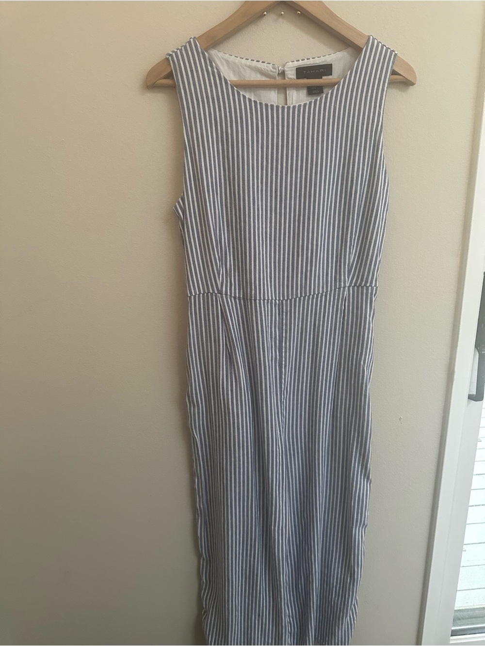Tahari Stripped Linen blend blue & white sleeveless jumpsuit w/pockets. Size 6